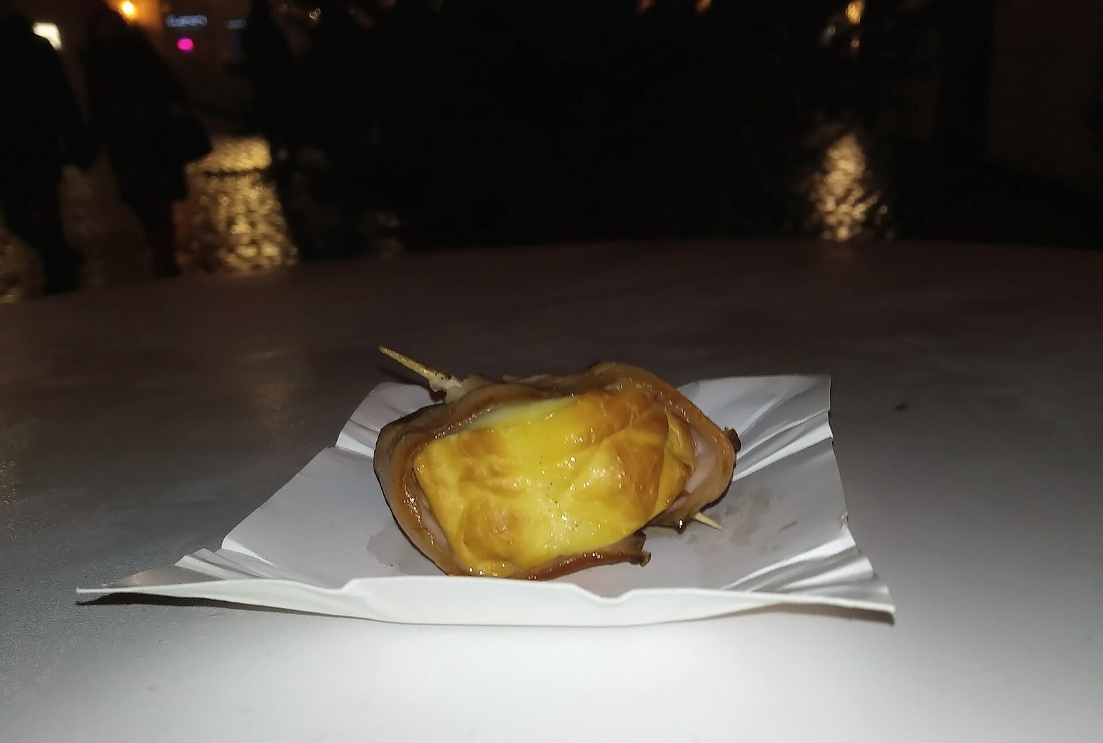 Grilled oscypek served on a paper tray